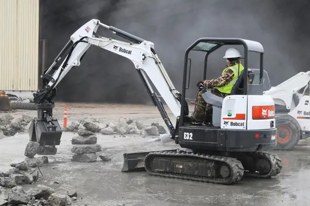 Популярний міні екскаватор Bobcat E32