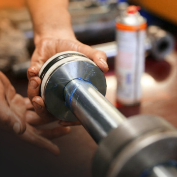 Профессиональная очистка деталей гидроцилиндра от загрязнений, смазки и осады